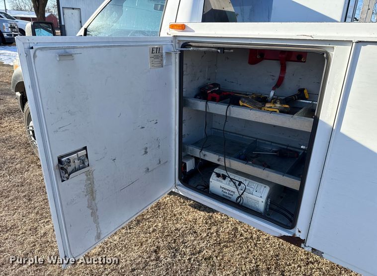 image for item ES5759 2011 Ford F450 Super Duty bucket truck