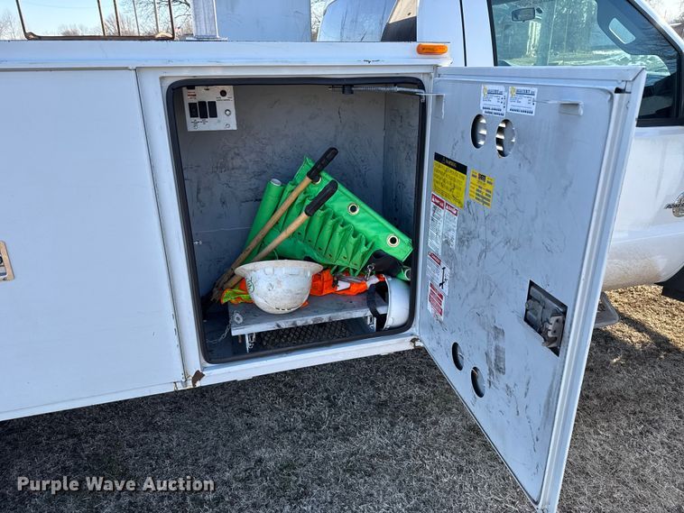 image for item ES5759 2011 Ford F450 Super Duty bucket truck