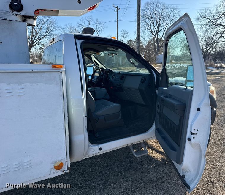 image for item ES5759 2011 Ford F450 Super Duty bucket truck