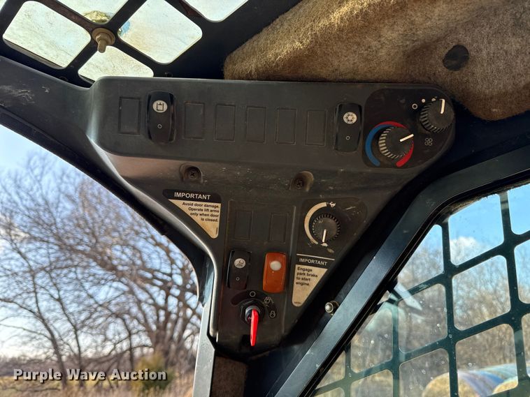 image for item ES5769 2013 John Deere 323DT tracked skid steer loader