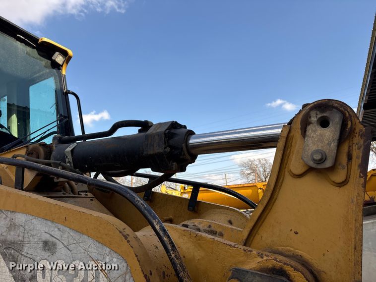 image for item ES8535 2010 Caterpillar 963D track loader