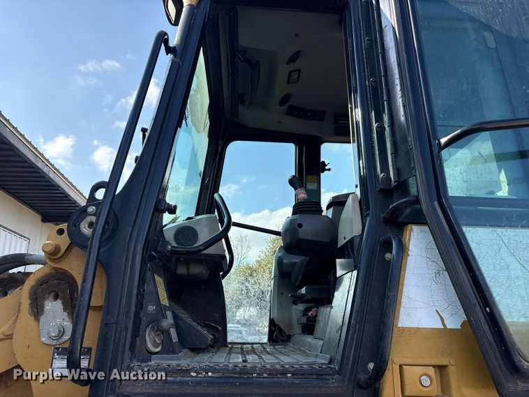 image for item ES8535 2010 Caterpillar 963D track loader