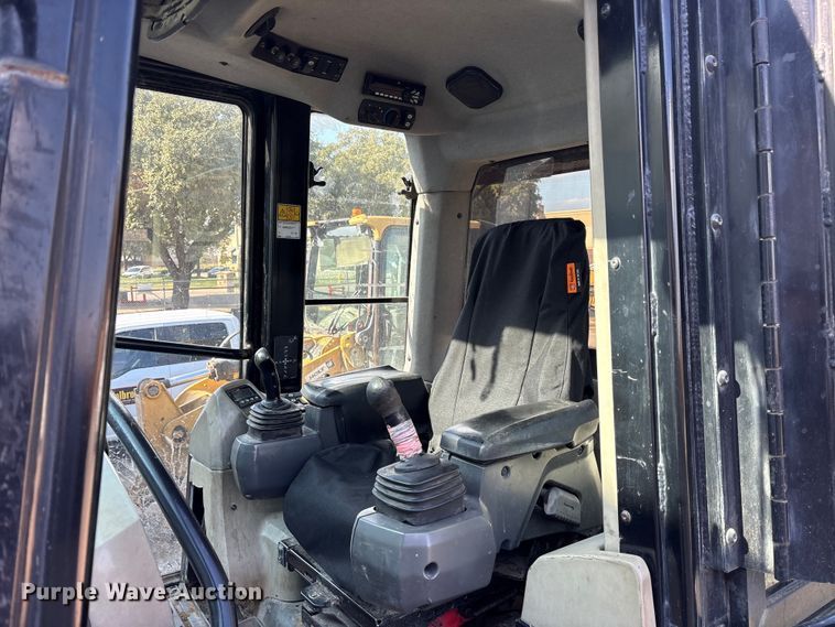 image for item ES8535 2010 Caterpillar 963D track loader