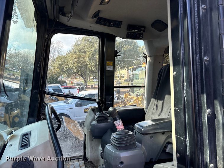 image for item ES8535 2010 Caterpillar 963D track loader