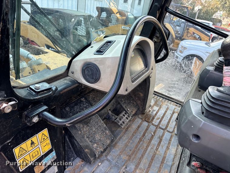 image for item ES8535 2010 Caterpillar 963D track loader