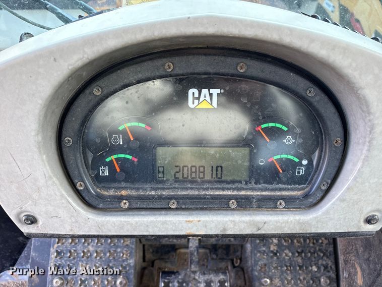 image for item ES8535 2010 Caterpillar 963D track loader