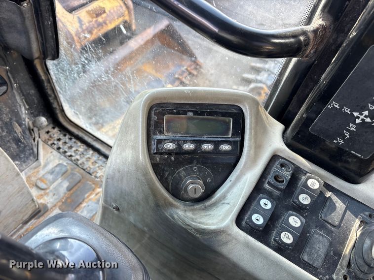 image for item ES8535 2010 Caterpillar 963D track loader