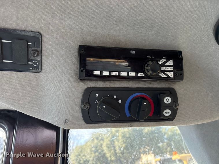 image for item ES8535 2010 Caterpillar 963D track loader