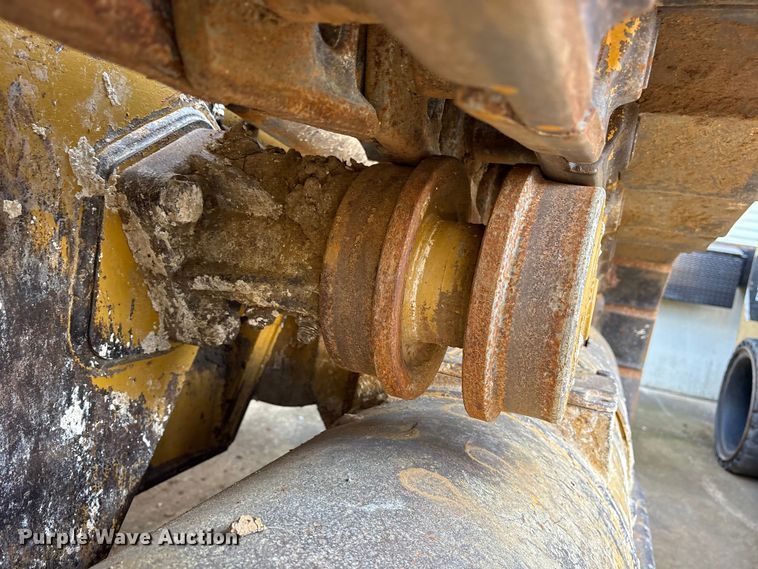 image for item ES8535 2010 Caterpillar 963D track loader