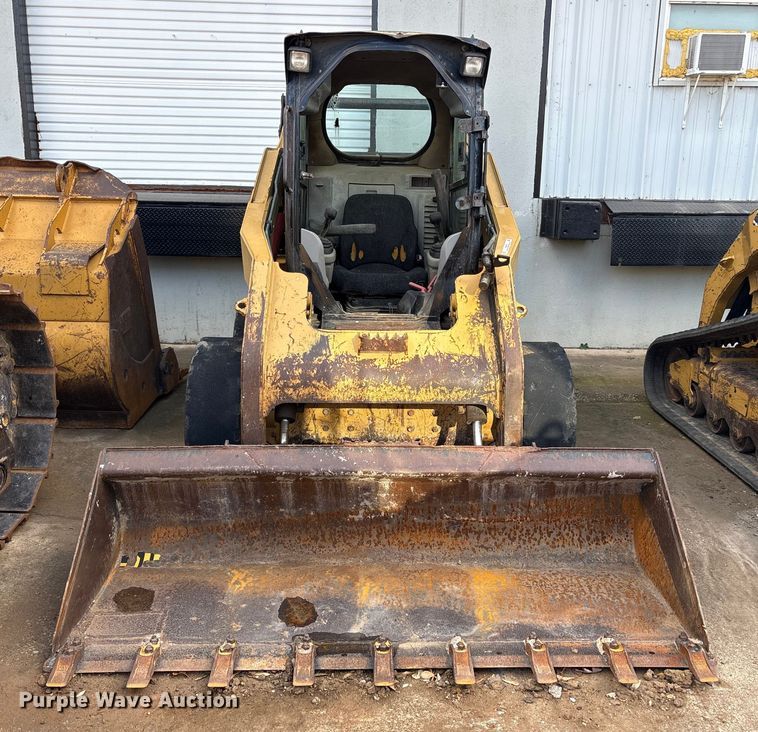 image for item ES8536 2007 Caterpillar 262C skid steer loader