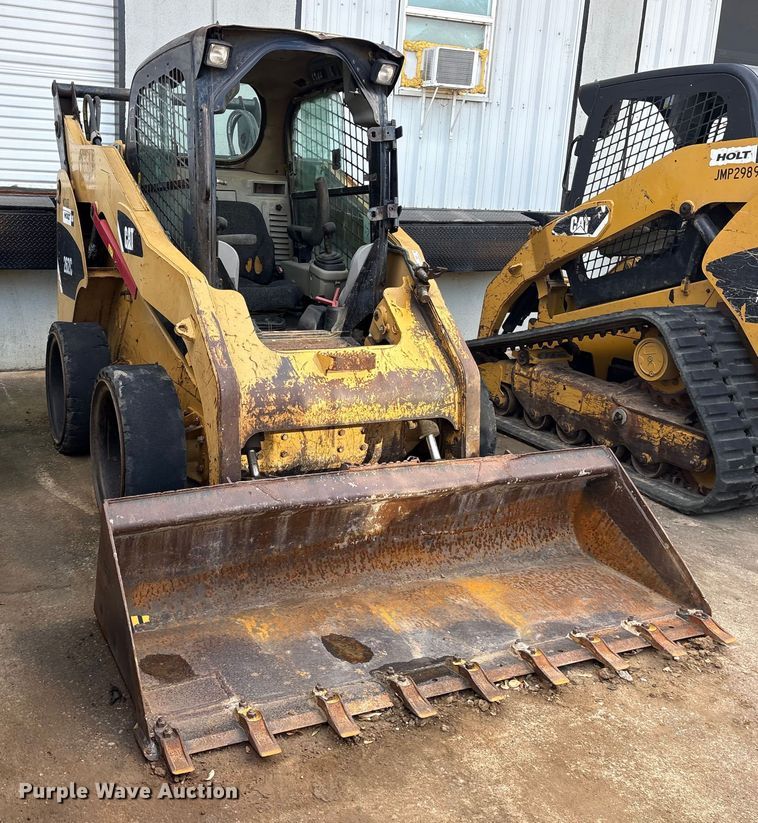 image for item ES8536 2007 Caterpillar 262C skid steer loader