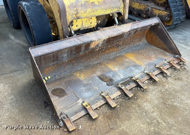 image for item ES8536 2007 Caterpillar 262C skid steer loader