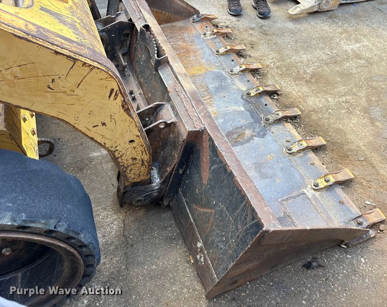 image for item ES8536 2007 Caterpillar 262C skid steer loader