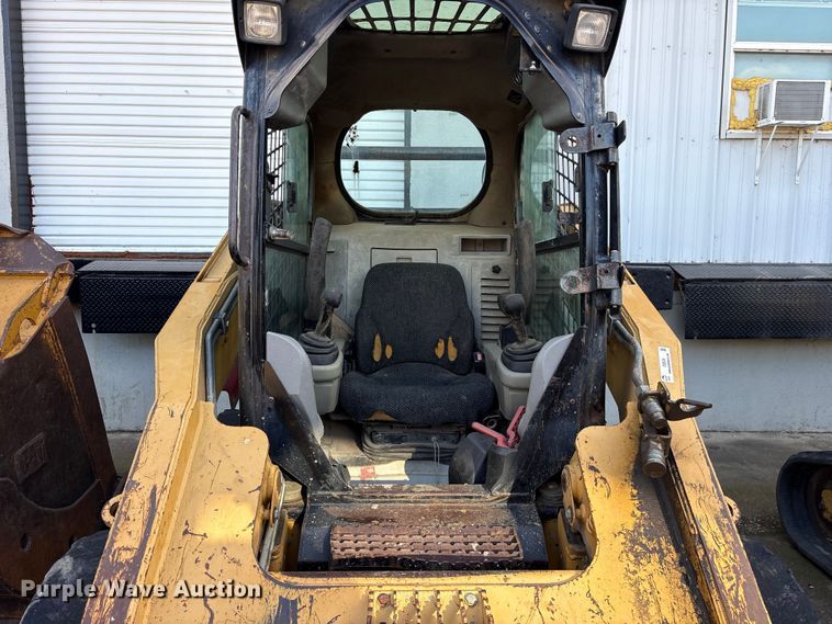 image for item ES8536 2007 Caterpillar 262C skid steer loader