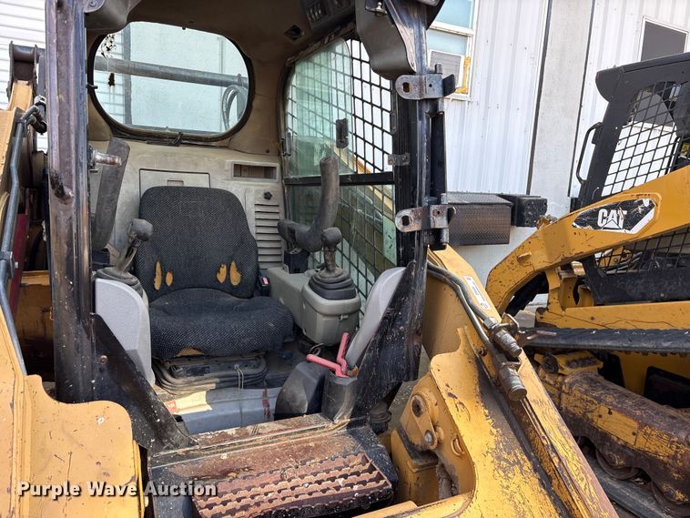 image for item ES8536 2007 Caterpillar 262C skid steer loader