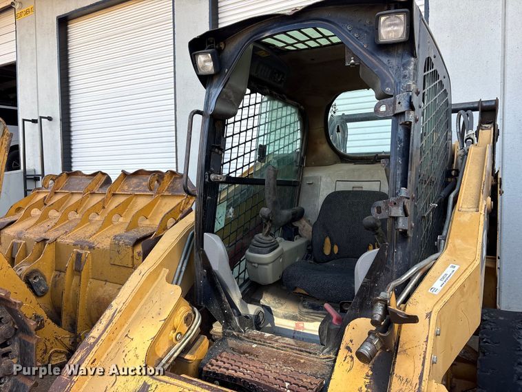 image for item ES8536 2007 Caterpillar 262C skid steer loader