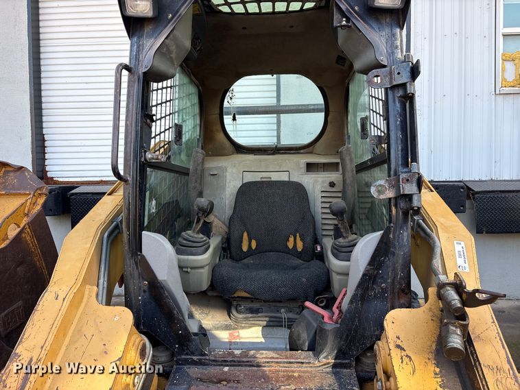 image for item ES8536 2007 Caterpillar 262C skid steer loader