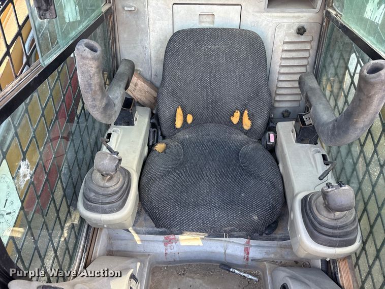 image for item ES8536 2007 Caterpillar 262C skid steer loader