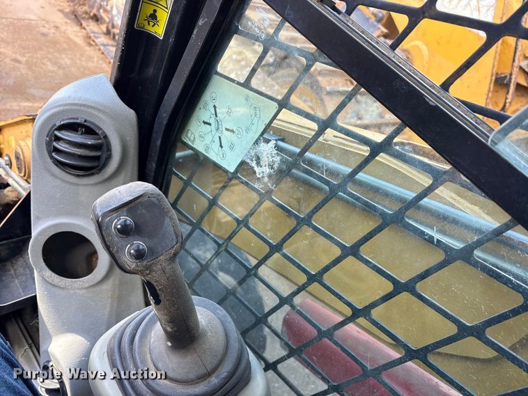 image for item ES8536 2007 Caterpillar 262C skid steer loader