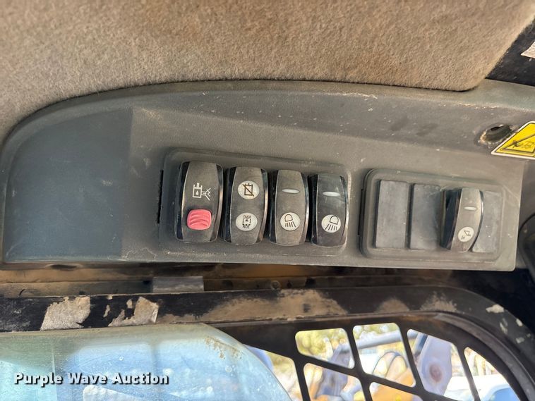 image for item ES8536 2007 Caterpillar 262C skid steer loader