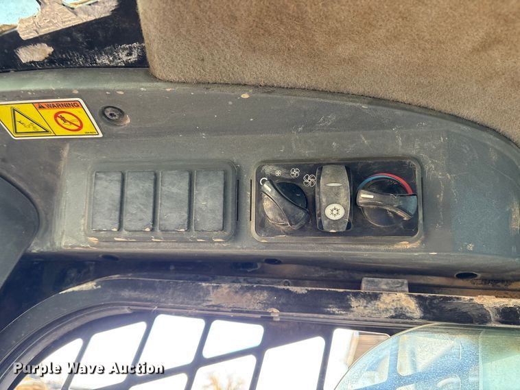 image for item ES8536 2007 Caterpillar 262C skid steer loader