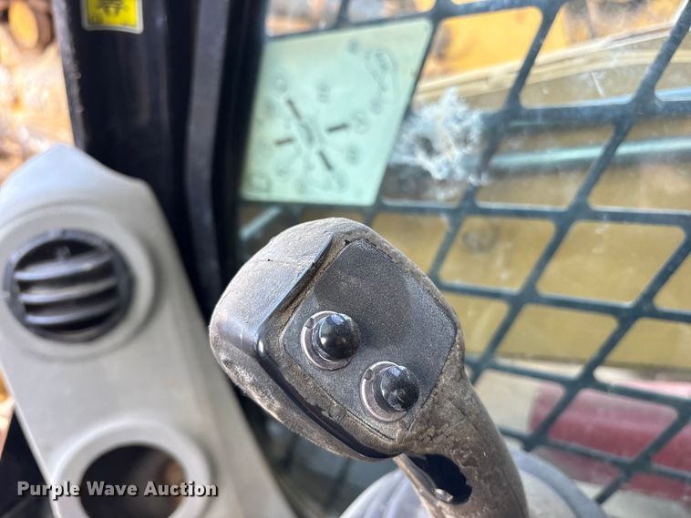 image for item ES8536 2007 Caterpillar 262C skid steer loader