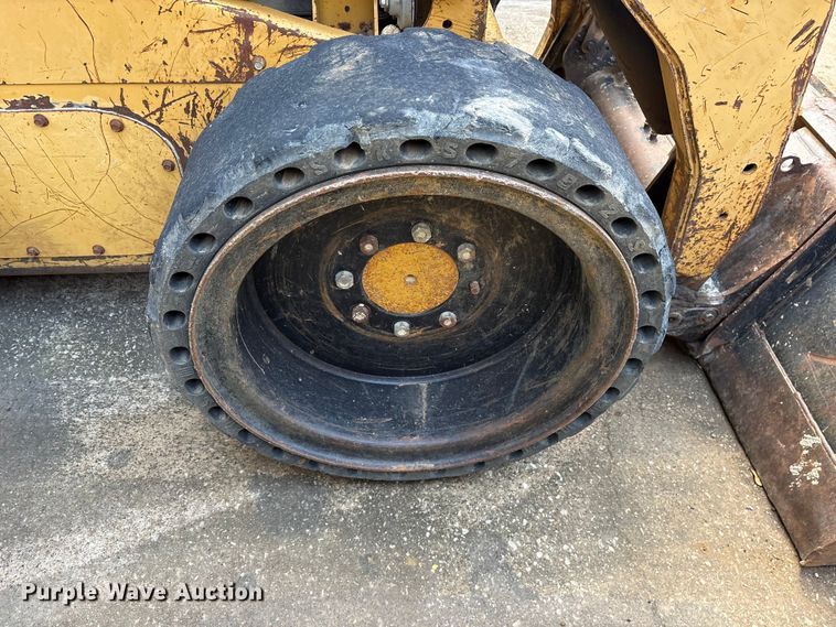 image for item ES8536 2007 Caterpillar 262C skid steer loader