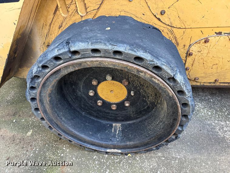 image for item ES8536 2007 Caterpillar 262C skid steer loader