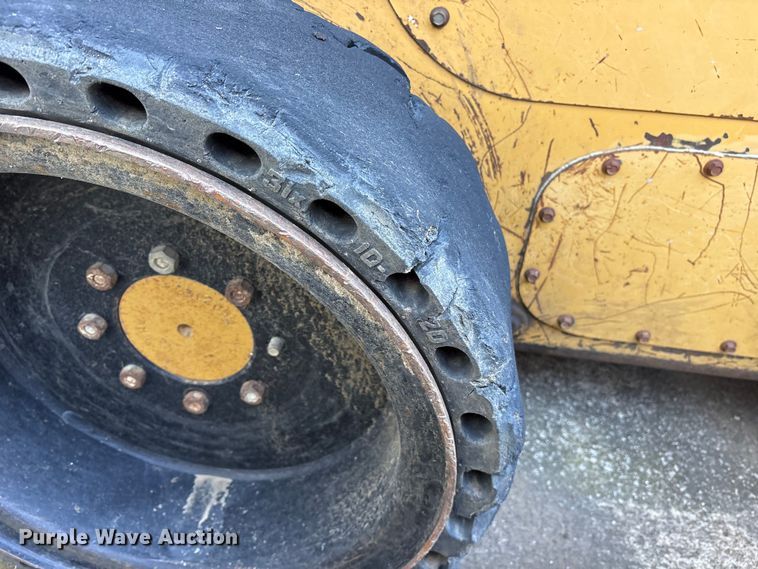 image for item ES8536 2007 Caterpillar 262C skid steer loader