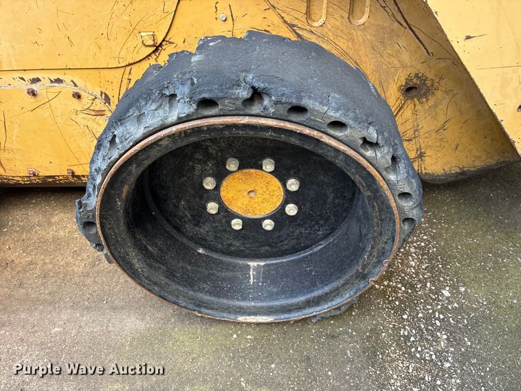 image for item ES8536 2007 Caterpillar 262C skid steer loader