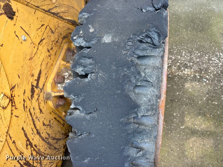 image for item ES8536 2007 Caterpillar 262C skid steer loader