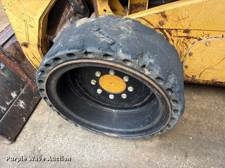 image for item ES8536 2007 Caterpillar 262C skid steer loader