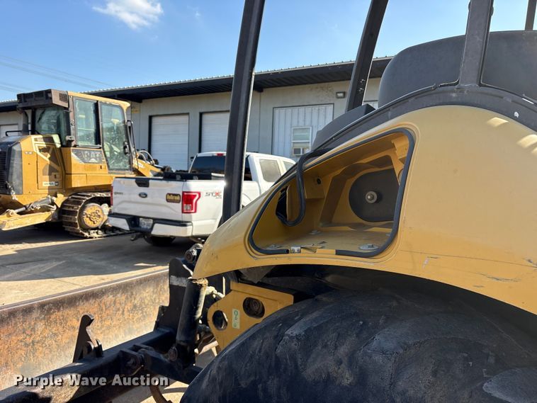 image for item ES8538 2008 Caterpillar 414E landscape tractor