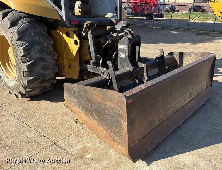 image for item ES8538 2008 Caterpillar 414E landscape tractor