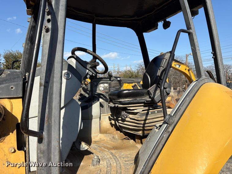 image for item ES8538 2008 Caterpillar 414E landscape tractor