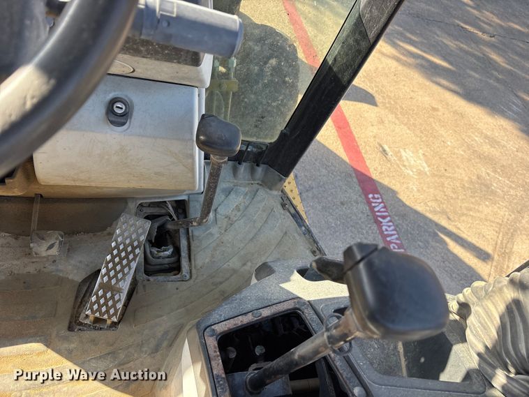 image for item ES8538 2008 Caterpillar 414E landscape tractor