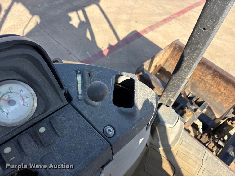 image for item ES8538 2008 Caterpillar 414E landscape tractor