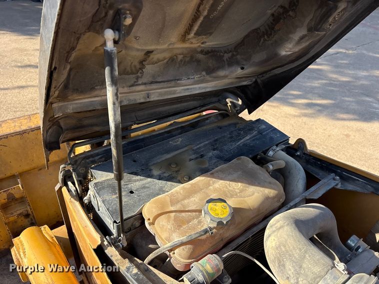 image for item ES8538 2008 Caterpillar 414E landscape tractor