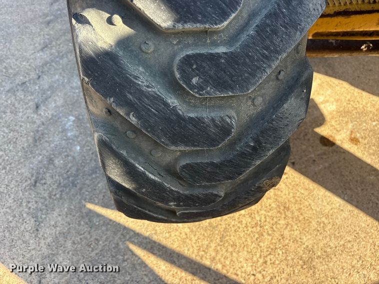 image for item ES8538 2008 Caterpillar 414E landscape tractor