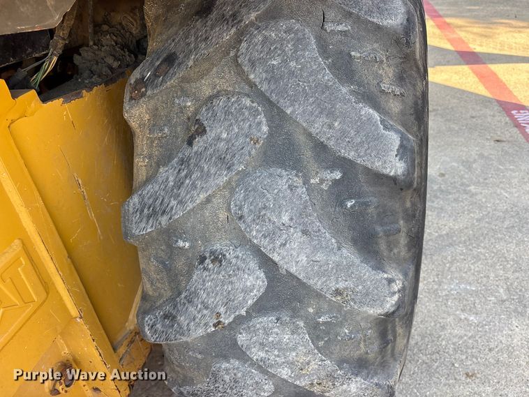 image for item ES8538 2008 Caterpillar 414E landscape tractor