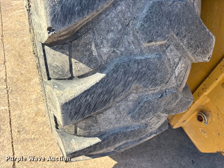 image for item ES8538 2008 Caterpillar 414E landscape tractor