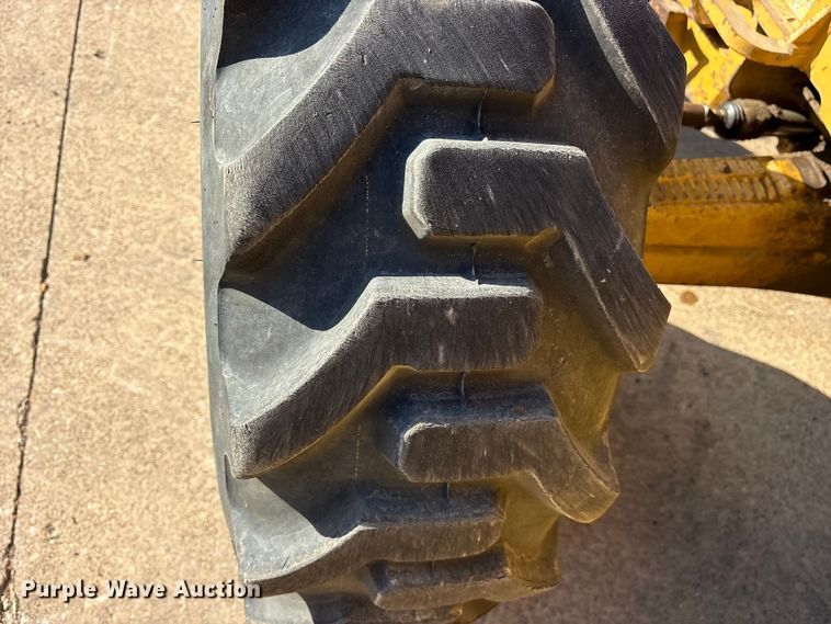 image for item ES8538 2008 Caterpillar 414E landscape tractor