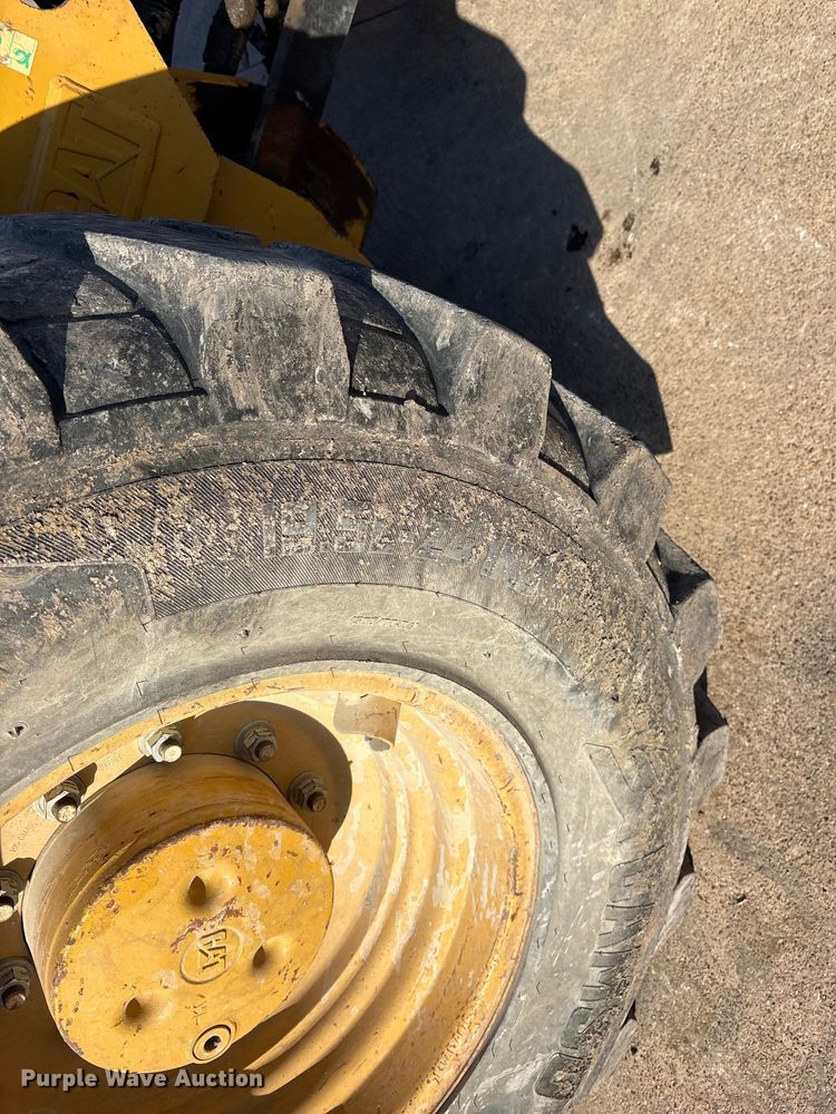 image for item ES8538 2008 Caterpillar 414E landscape tractor