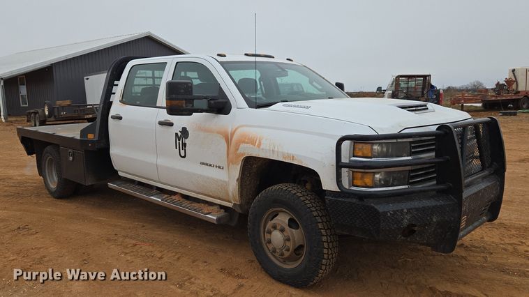 image for item ET1173 2017 Chevrolet Silverado 3500HD Crew Cab flatbed truck