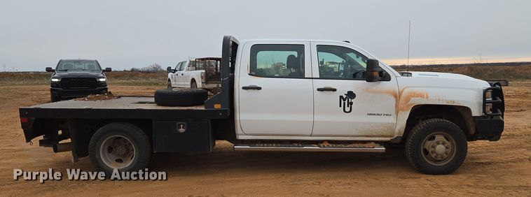 image for item ET1173 2017 Chevrolet Silverado 3500HD Crew Cab flatbed truck