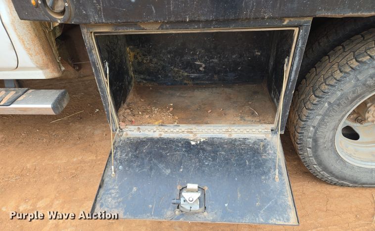 image for item ET1173 2017 Chevrolet Silverado 3500HD Crew Cab flatbed truck