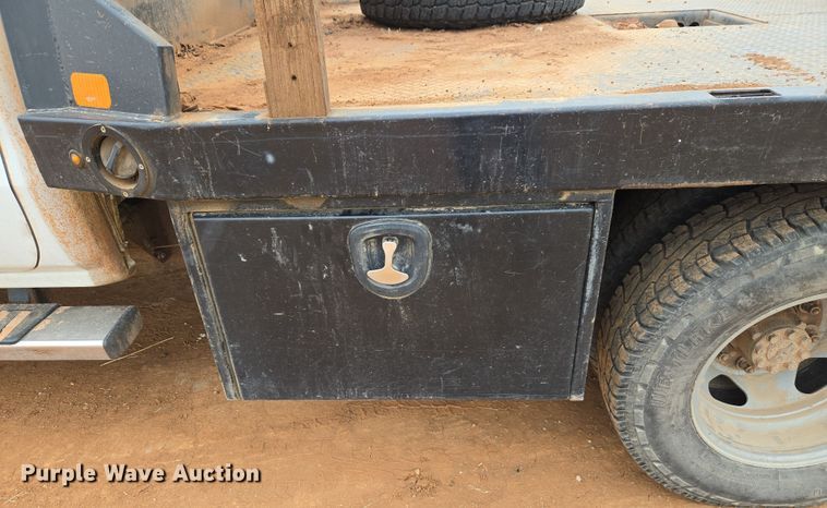 image for item ET1173 2017 Chevrolet Silverado 3500HD Crew Cab flatbed truck