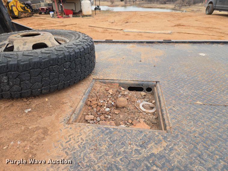 image for item ET1173 2017 Chevrolet Silverado 3500HD Crew Cab flatbed truck