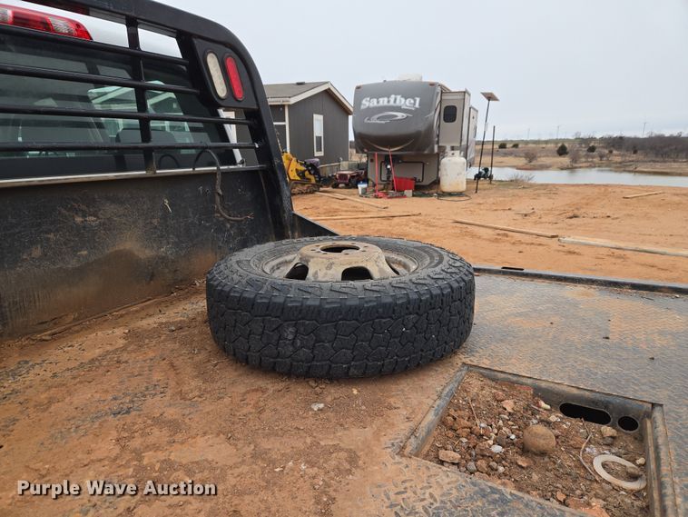 image for item ET1173 2017 Chevrolet Silverado 3500HD Crew Cab flatbed truck