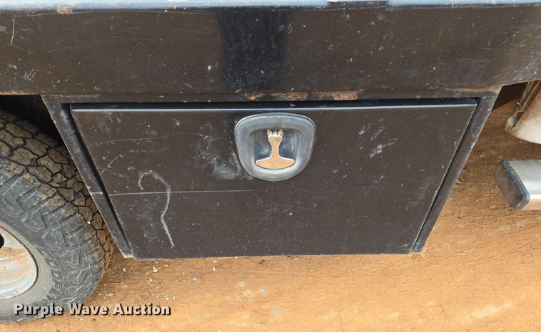 image for item ET1173 2017 Chevrolet Silverado 3500HD Crew Cab flatbed truck